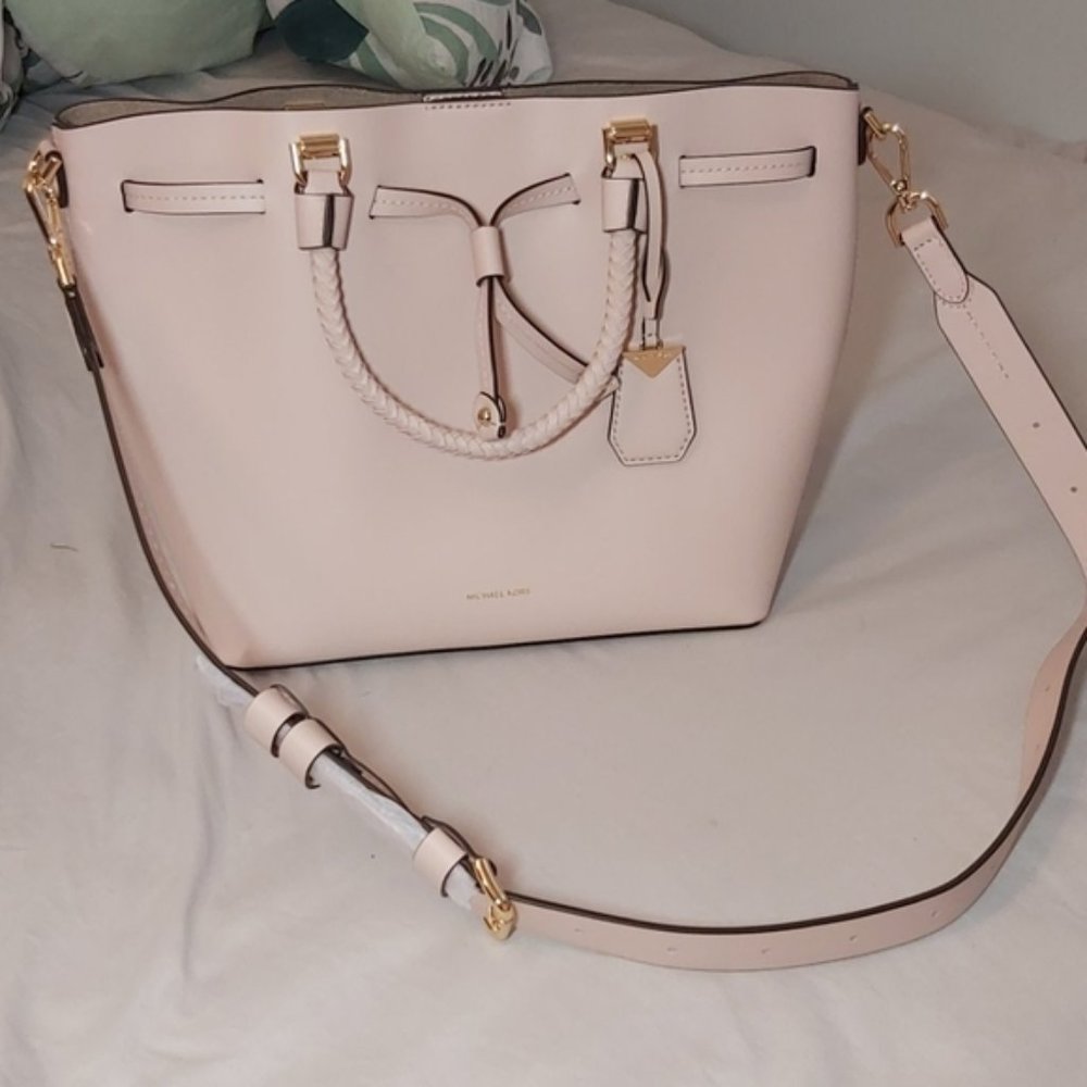 BNWT Michael Kors Blakely leather bucket bag
